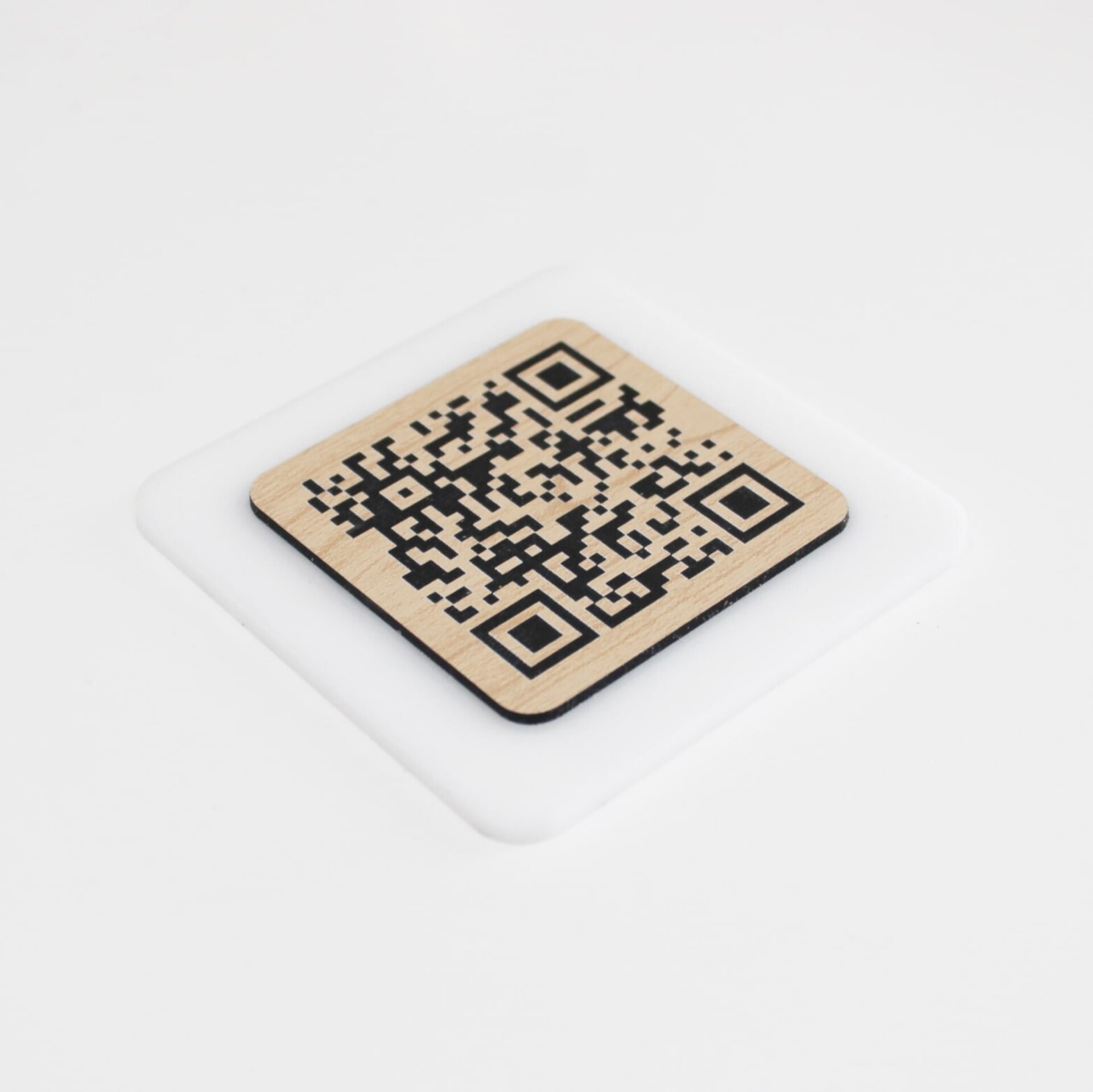 Placa QR metacrilato blanco - 2