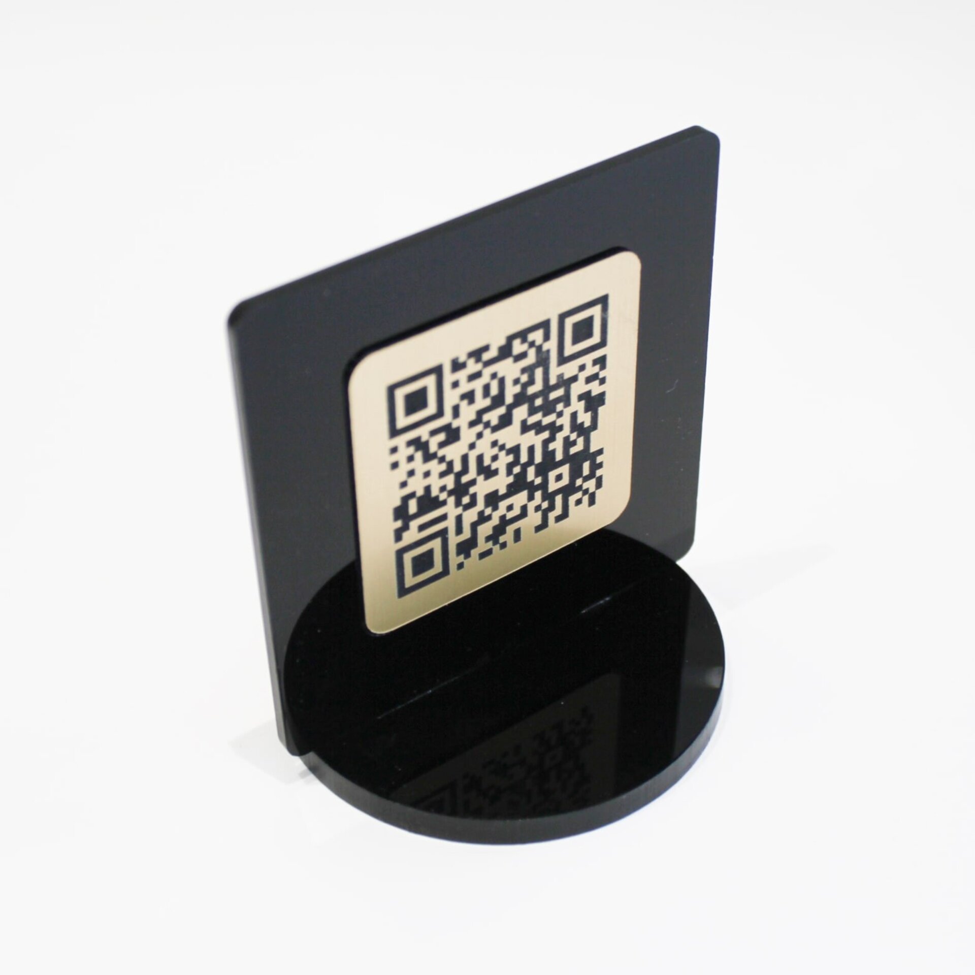 Totem QR metacrilato negro + placa efecto "oro" - 2