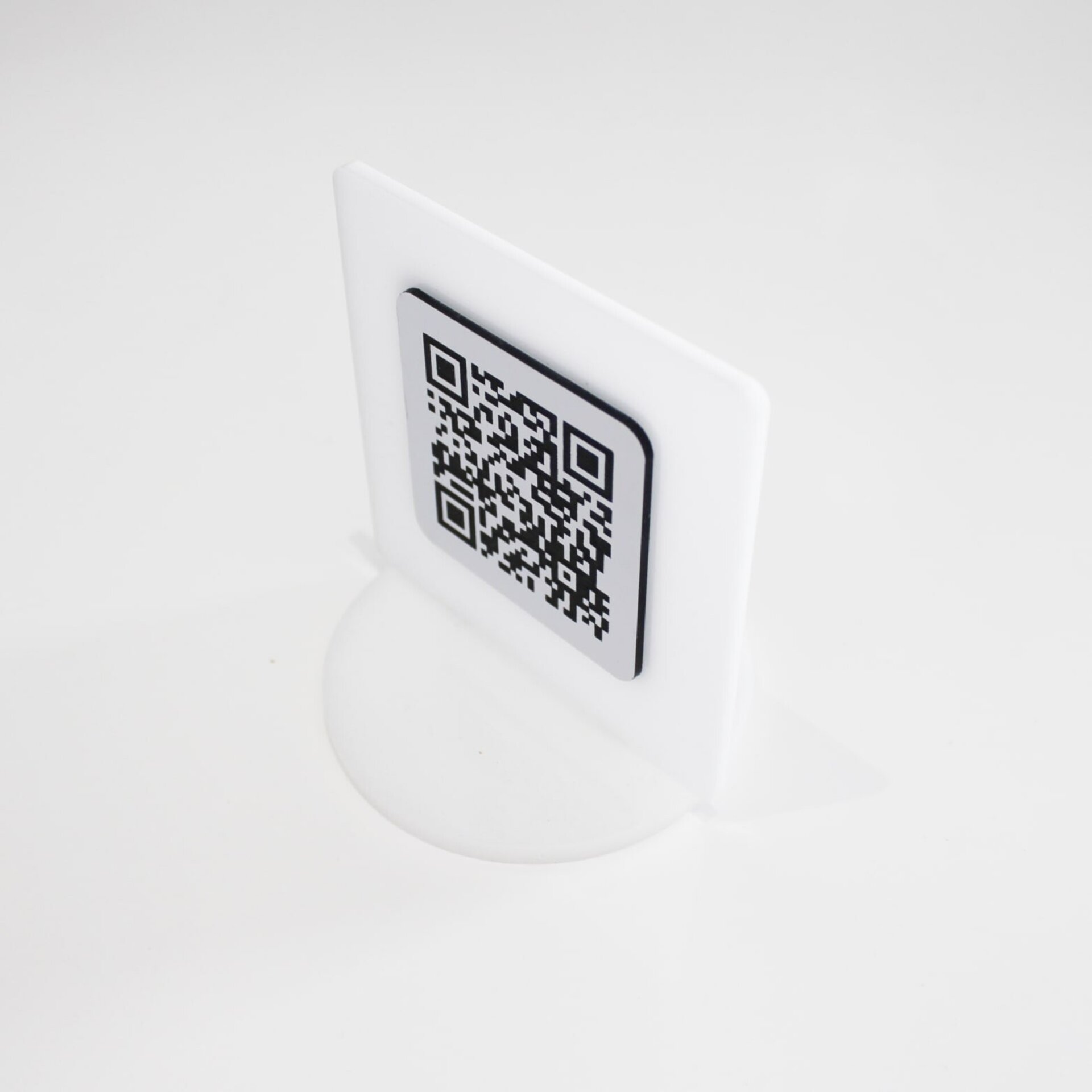 Totem QR metacrilato blanco + placa blanca - 3