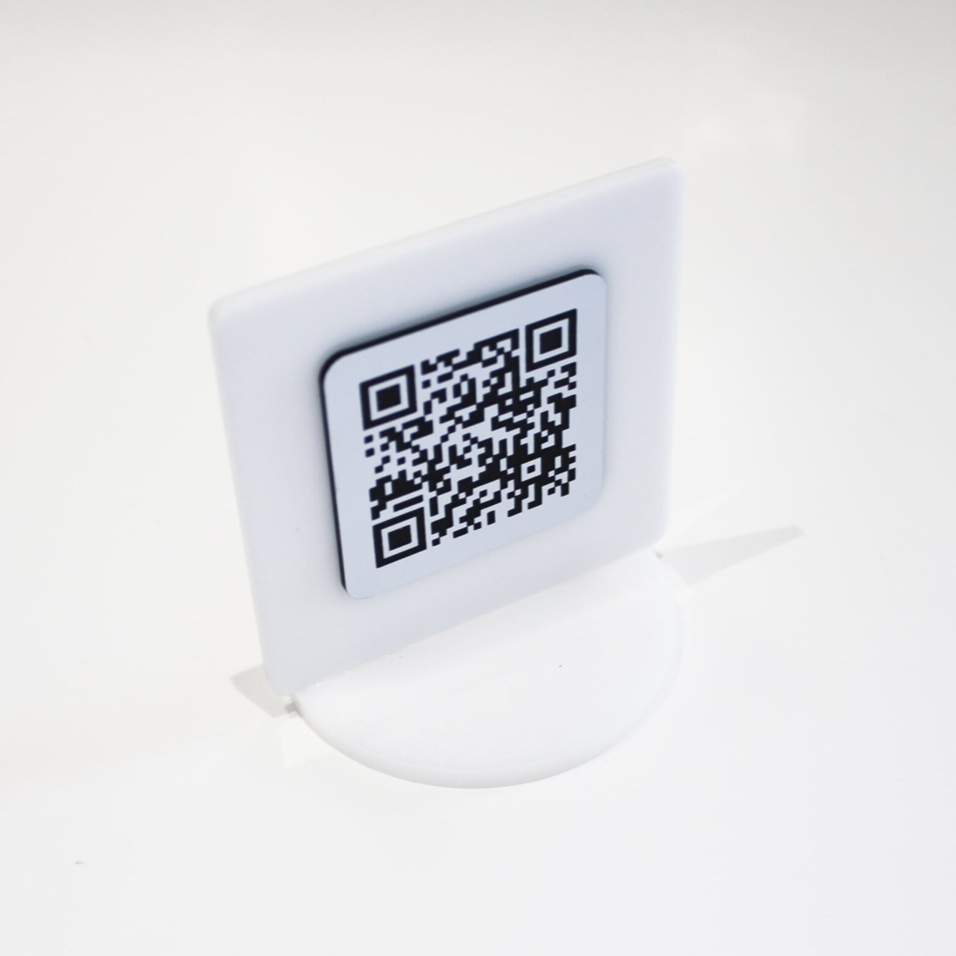 Totem QR metacrilato blanco + placa blanca - 4