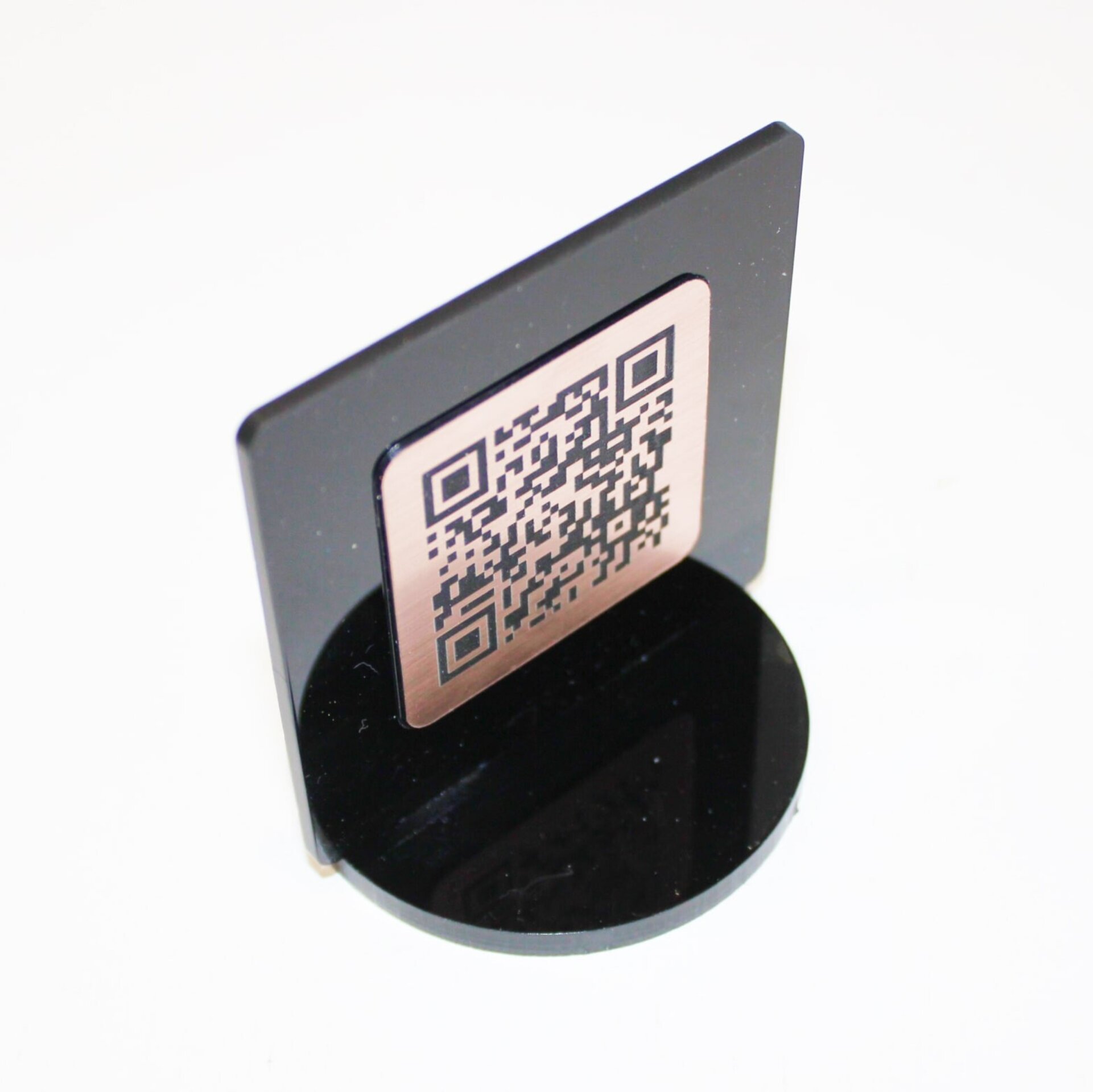 Totem QR metacrilato negro + placa efecto "cobre" - 2