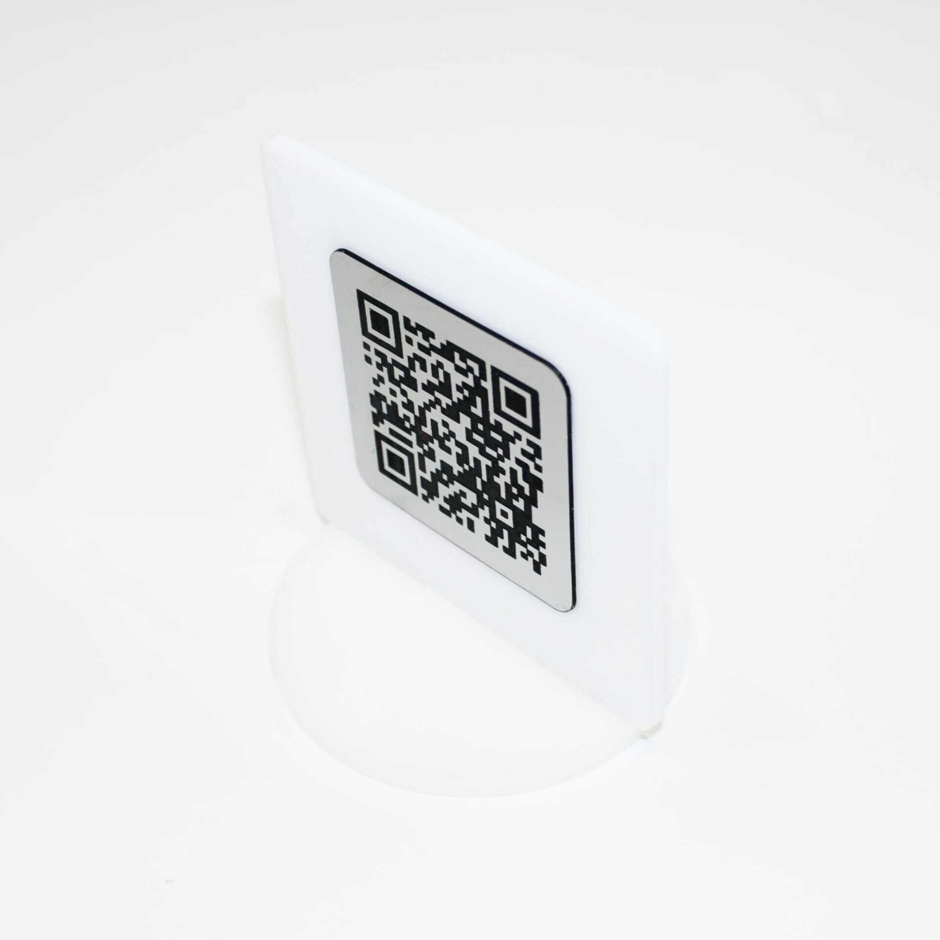 Totem QR metacrilato blanco + placa efecto "plata" - 4